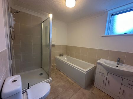 2 bedroom apartment to rent Cardinal Court, Grand Avenue, Worthing, BN11 - Photo 3