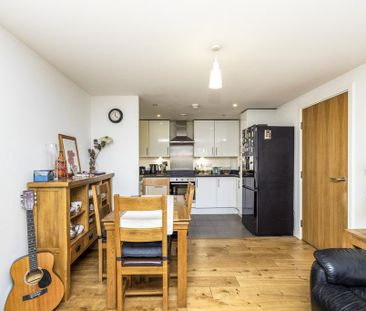 3 bedroom flat to rent - Photo 3