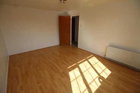 1A Strathearn Court, Holywood, BT18 9NP - Photo 2