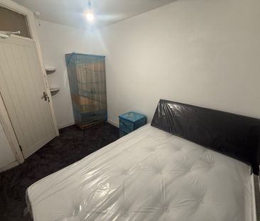 Room in a Shared House, Nansen Road, B8 - Photo 3