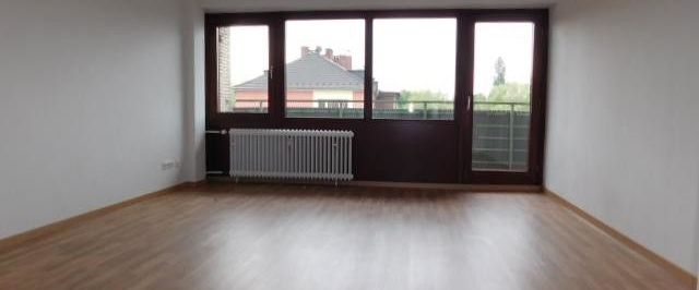 Nette Nachbarn gesucht... großzügige 2 ZKDB mit 2 Balkone und Laminatboden... - Photo 1