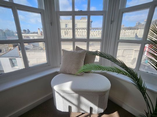 2 Bed Flat, Western Road, BN1 - Photo 1