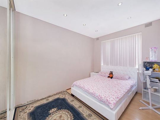 Prime Location! - Photo 1