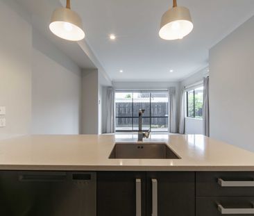 Beautifully Presented Executive Townhouse - Photo 2