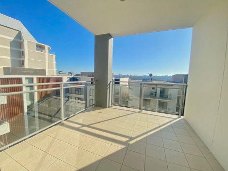 “Spacious Modern Apartment in the Heart of Maroubra Junction!” - Photo 2