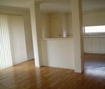 Low maintenance villa in ideal location! - Photo 1