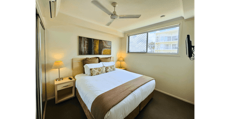 HIGHLY SOUGHT AFTER EXECUTIVE STYLE APARTMENT LOCATED IN THE CENTRE OF TOWN . - Photo 2