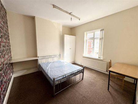 4 bedroom terraced house to rent - Photo 2