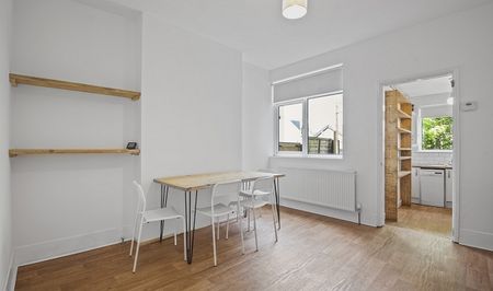 Fantastic 4 Bed Student House - Photo 3