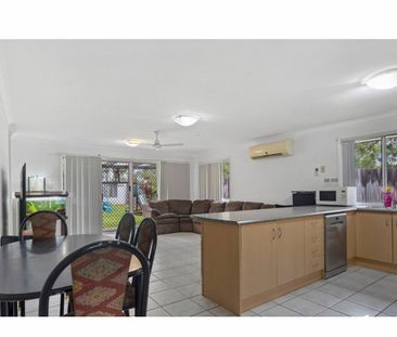 4 BEDROOM HOUSE ON A 1000+SQM BLOCK - Photo 2