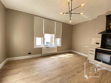 2 bedroom flat to rent - Photo 2