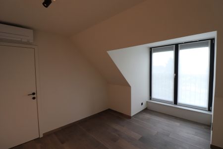 Gerenoveerd duplex-appartement (2de en 3de verdieping) met terras (ca 28 m²), garage en fietsenberging. - Foto 4