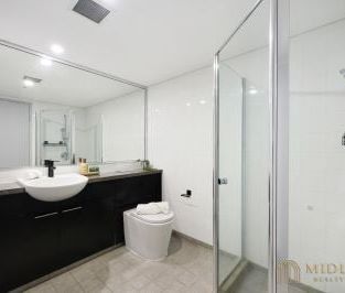 Renovated & Sun-Drenched One-Bedroom in Iconic Forum West - Photo 1