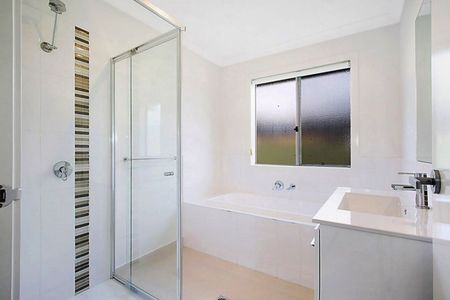 MODERN FAMILY LIVING IN MACARTHUR GROVE ESTATE - Photo 2