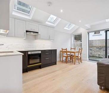 3 bedroom flat to rent - Photo 5