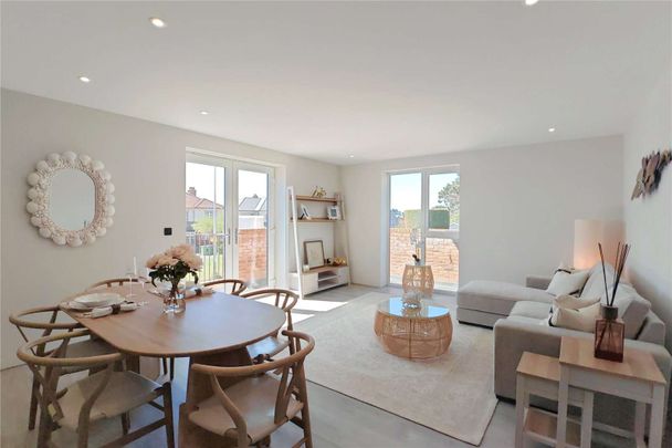 A stylish and contemporary new build apartment, a stroll from the Hythe beachfront. - Photo 1