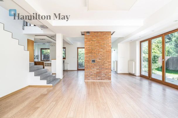 Przestronny i funkcjonalny dom w Bolechowicach z pięknym widokiem na Bramę Bolechowicką, idealny dla rodziny ceniącej komfort i bliskość natury - Photo 1