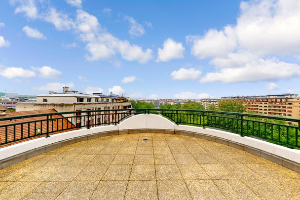 Profitez d'une vaste terrasse et d'un magnifique attique en duplex ! - Photo 1