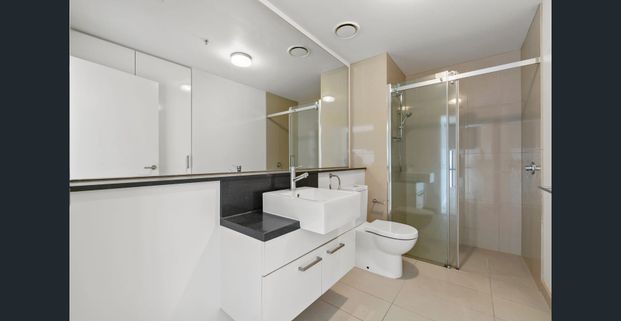 2 BED APARTMENT + carpark - Photo 1