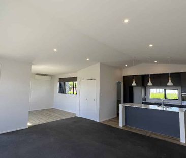 Stunning Four Bedroom Home - Photo 3