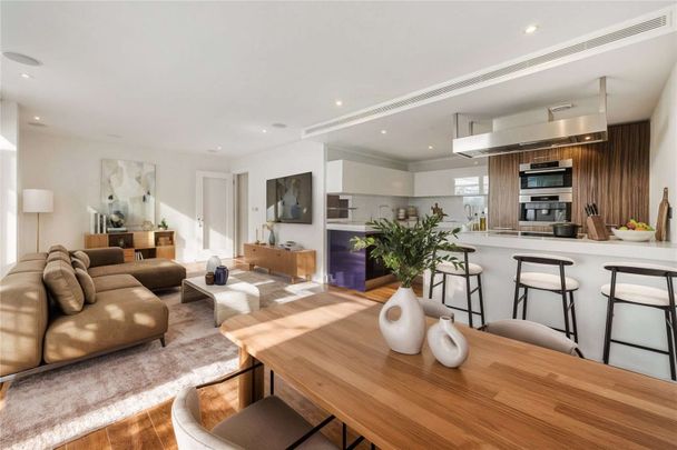 Newly refurbished three bedroom apartment - Photo 1