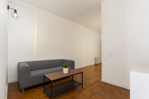 Large room with private balcony in calle Balmes - Photo 1