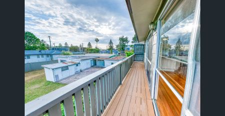 A Peak of The Water - Photo 2