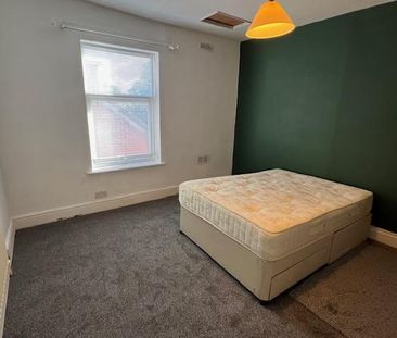 3 bedroom flat to rent - Photo 2