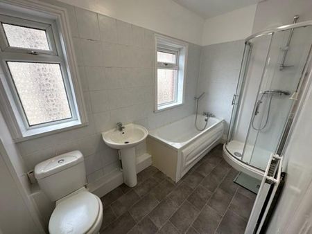 4 bedroom semi-detached house to rent - Photo 2