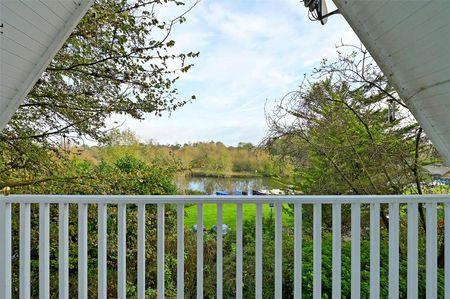 This stunning riverside property sounds ideal for those looking to enjoy the beauty of the River Thames - Photo 5