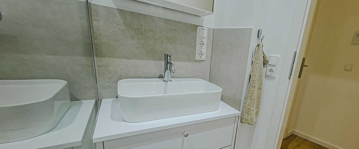 City-Residence: Frisch renovierte 2-Zimmer-Wohnung mit Balkon in der Nähe des Holzhausenparks - Photo 1