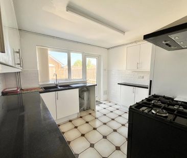 4 bedroom semi-detached house to rent - Photo 3