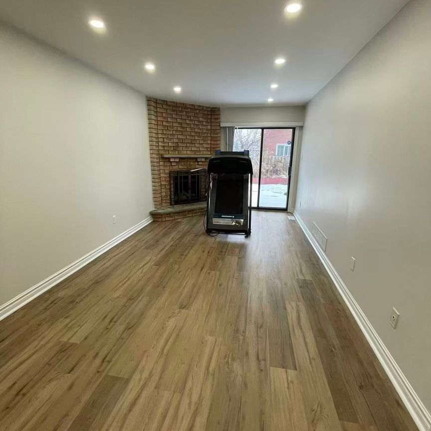 For Lease - 172 Highglen Avenue, Markham, Ontario - Photo 1