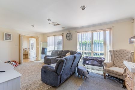 Spacious Family Home - Photo 2