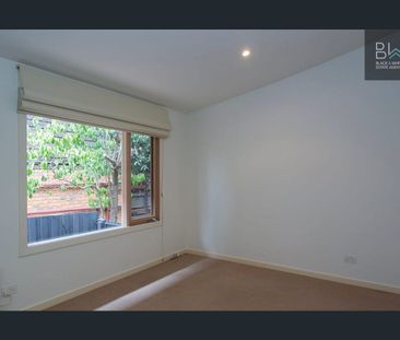 Charming Montmorency Townhouse with Modern Comforts - Photo 3