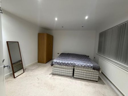 3 bedroom flat to rent - Photo 5