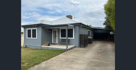 Three bedroom, two bathroom house in South - Photo 5