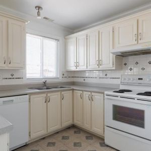 Grand 4 1/2 à louer ( Maison rez de chausée) - Photo 2