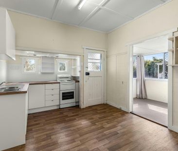 Beautiful 2 Bedroom Cottage, Perfectly Located! - Photo 4