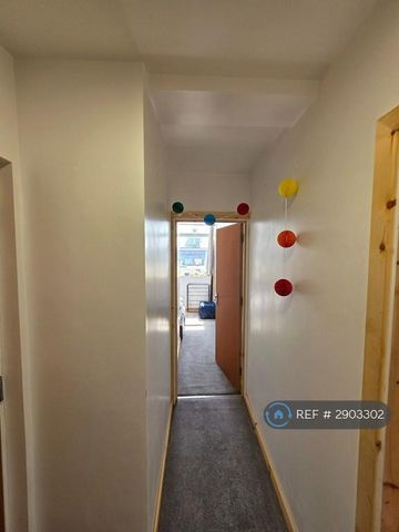 1 bedroom in a flat share to rent - Photo 5