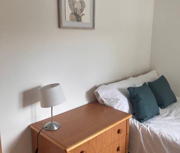 This spacious 5 bedroom house sits on the doorstep of the Universit... - Photo 1