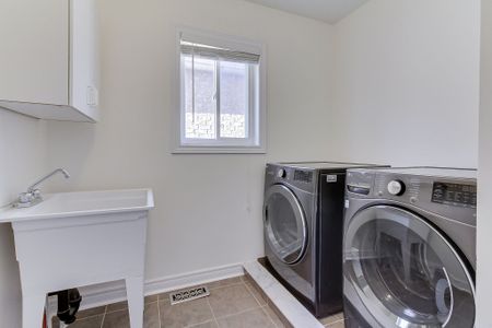 For Lease - 73 Four Seasons Crescent, East Gwillimbury, Ontario - Photo 2