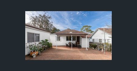 Beautifully Presented Family Residence in Peakhurst - Photo 4