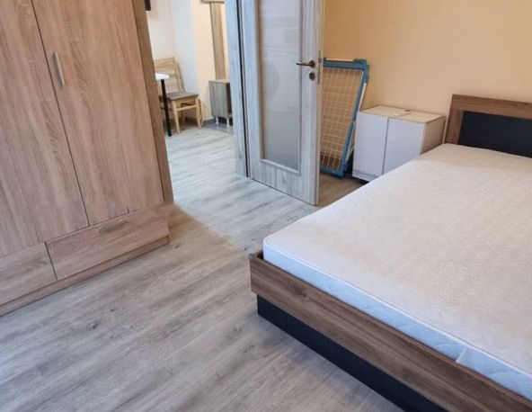Oferim spre inchiriere apartament o camera - Fotografie 1