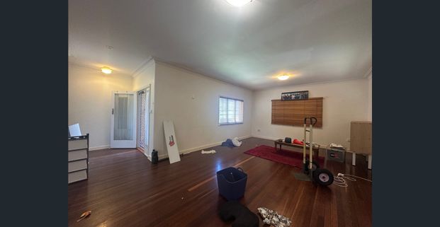 TWO BEDROOM HOME, WALKING DISTANCE TO SHOPPING CENTRE! - Photo 1