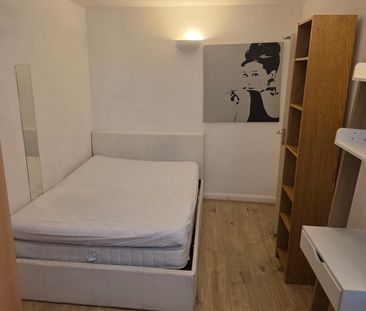 Room in a Shared Flat, Verney Road, SE16 - Photo 1