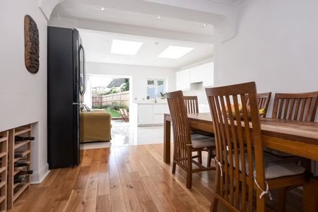 Semi-detached House to rent - Brent Road, London, SE18 - Photo 2