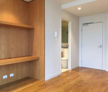 South Yarra Apartment | Panoramic Views & Luxury Living - Photo 2