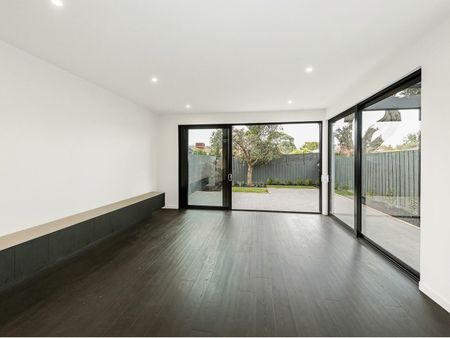 **UNDER APPLICATION NO MORE FURTHER INSPECTIONS**LUXURIOUS NEAR NEW FAMILY HOME - Photo 4