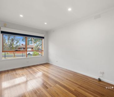 Comfort, Space & Entertainer’s Appeal in Prime Location - Photo 1